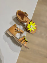 Afbeelding in Gallery-weergave laden, RONDINELLA mini sandaal fluogele bloem