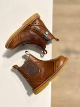 Afbeelding in Gallery-weergave laden, ANGULUS mini laarsje cognac glitterelastiek
