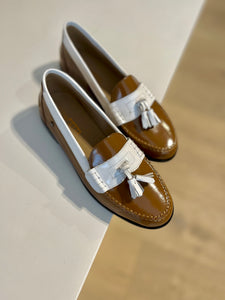 CONFETTI mocassin kwast camel wit