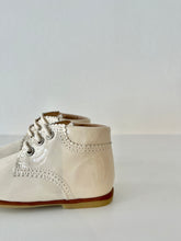Afbeelding in Gallery-weergave laden, CONFETTI veterschoen ecru lak
