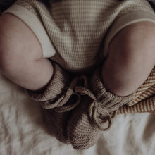 Afbeelding in Gallery-weergave laden, FINCH &amp; FABLE babyslofje beige

