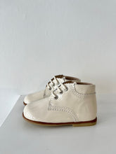 Afbeelding in Gallery-weergave laden, CONFETTI veterschoen ecru lak
