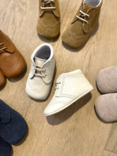 Afbeelding in Gallery-weergave laden, TRICATI baby veterschoen ecru
