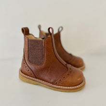Afbeelding in Gallery-weergave laden, ANGULUS mini laarsje cognac glitterelastiek
