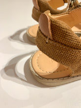 Afbeelding in Gallery-weergave laden, OCRA velcro sandaal camel suede
