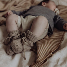Afbeelding in Gallery-weergave laden, FINCH &amp; FABLE babyslofje beige

