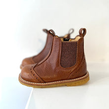 Afbeelding in Gallery-weergave laden, ANGULUS mini laarsje cognac glitterelastiek
