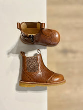 Afbeelding in Gallery-weergave laden, ANGULUS mini laarsje cognac glitterelastiek

