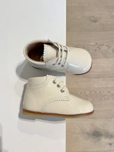 Afbeelding in Gallery-weergave laden, CONFETTI veterschoen ecru lak
