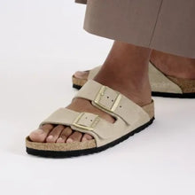 Afbeelding in Gallery-weergave laden, BIRKENSTOCK arizona sandcastle
