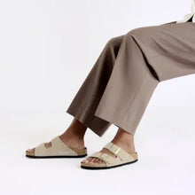 Afbeelding in Gallery-weergave laden, BIRKENSTOCK arizona sandcastle
