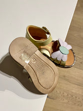 Afbeelding in Gallery-weergave laden, RONDINELLA mini sandaal bloem vanille
