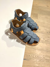 Afbeelding in Gallery-weergave laden, POM D&#39;API gesloten sandaal velcro jeansblauw
