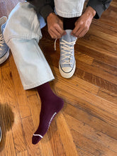 Afbeelding in Gallery-weergave laden, LE BON SHOPPE boyfriend socks marroon
