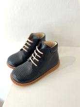 Afbeelding in Gallery-weergave laden, ANGULUS veterschoen perfo donkerblauw
