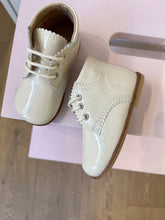 Afbeelding in Gallery-weergave laden, CONFETTI veterschoen ecru lak
