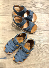 Afbeelding in Gallery-weergave laden, POM D&#39;API gesloten sandaal velcro jeansblauw
