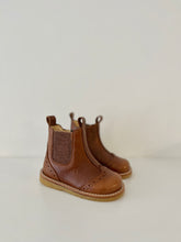 Afbeelding in Gallery-weergave laden, ANGULUS mini laarsje cognac glitterelastiek
