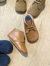 Afbeelding in Gallery-weergave laden, TRICATI baby veterschoen cognac
