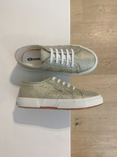 Afbeelding in Gallery-weergave laden, SUPERGA veter goud

