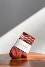 Afbeelding in Gallery-weergave laden, LE BON SHOPPE girlfriend socks terracotta
