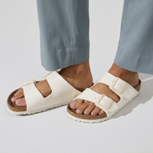 Afbeelding in Gallery-weergave laden, BIRKENSTOCK arizona VEGAN eggshell canvas
