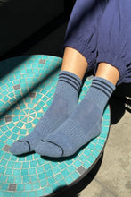 Afbeelding in Gallery-weergave laden, LE BON SHOPPE girlfriend socks indigo
