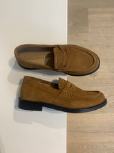 Afbeelding in Gallery-weergave laden, CONFETTI mocassin bruin daim
