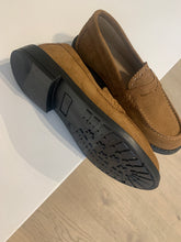 Afbeelding in Gallery-weergave laden, CONFETTI mocassin bruin daim

