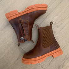 Afbeelding in Gallery-weergave laden, ANGULUS cognac boot oranje zool
