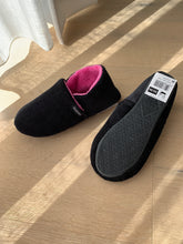 Afbeelding in Gallery-weergave laden, ISOTONER pantoffel zwart velour fuxia
