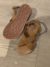 Afbeelding in Gallery-weergave laden, POM D&#39;API kruissandaal cognac

