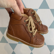 Afbeelding in Gallery-weergave laden, ANGULUS veterschoen camel perfo
