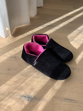 Afbeelding in Gallery-weergave laden, ISOTONER pantoffel zwart velour fuxia
