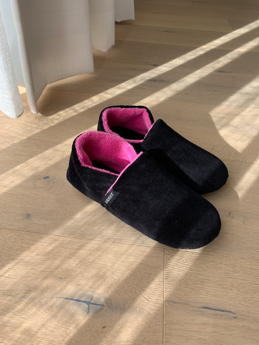 ISOTONER pantoffel zwart velour fuxia