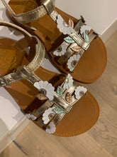 Afbeelding in Gallery-weergave laden, POM D&#39;API bloemetjes sandaal
