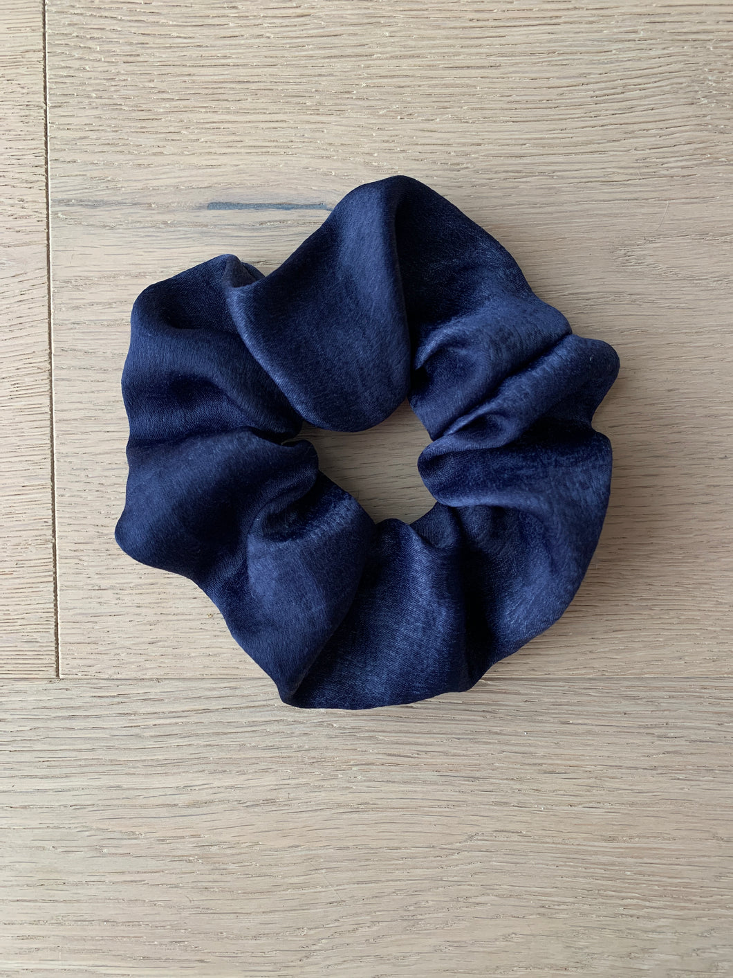 SCRUNCHIE donkerblauw satijn