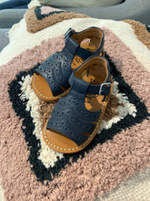 Afbeelding in Gallery-weergave laden, POM D&#39;API sandaal brogue blauw
