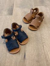 Afbeelding in Gallery-weergave laden, POM D&#39;API sandaal brogue blauw
