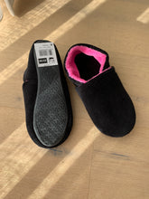 Afbeelding in Gallery-weergave laden, ISOTONER pantoffel zwart velour fuxia
