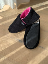 Afbeelding in Gallery-weergave laden, ISOTONER pantoffel zwart velour fuxia
