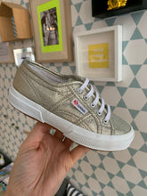 Afbeelding in Gallery-weergave laden, SUPERGA veter goud
