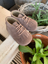 Afbeelding in Gallery-weergave laden, ELI baby veterschoen taupe fringe
