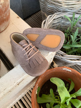 Afbeelding in Gallery-weergave laden, ELI baby veterschoen taupe fringe
