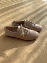 Afbeelding in Gallery-weergave laden, ELI veterschoen nude lak/glitter
