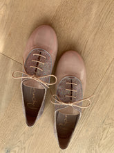 Afbeelding in Gallery-weergave laden, ELI veterschoen nude lak/glitter
