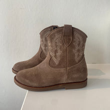 Afbeelding in Gallery-weergave laden, OCRA cowboylaarsje taupe daim
