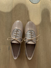 Afbeelding in Gallery-weergave laden, ELI veterschoen nude lak/glitter
