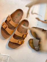 Afbeelding in Gallery-weergave laden, BIRKENSTOCK arizona caramel (vegan)
