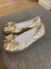 Afbeelding in Gallery-weergave laden, BACI ballerina goud strik
